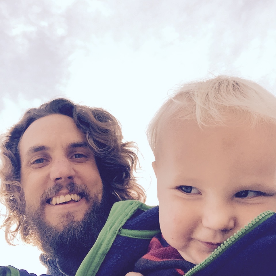 Hoe heb je je voorbereid op de geboorte? Dit is mijn tweede kind en ik heb me veel minder hard ingelezen dan bij de eerste. Ik voelde vooral veel vertrouwen en een diepe band met het kindje. Van binnen wist ik ergens heel duidelijk wie eraan kwam en dat was voor mij meestal meer dan genoeg. We hebben samen wel goed besproken wat we (vooral Pieternel) wel en niet wilden met en rondom de bevalling en ons daarin laten inspireren door een aantal films en boeken. Pieternel heeft dit daarna opgeschreven in een bevalplan voor de verloskundige en eventuele andere hulpverleners. “We” wilden het hands-off doen, en er dus op vertrouwen dat moeders en de natuur weten wat te doen, zonder al te veel inmenging van buitenaf: geen kunstmatige wee-opwekkers, navelstreng uit laten kloppen, dat soort dingen. Maatwerk dus, wat we ook goed af hebben gestemd met de verloskundige en kraamzorg. Deze gesprekken gingen vooral vaak over hoe ze binnen hun verantwoordelijkheid de ruimte konden vinden zodat onze behoeftes ook vervuld werden. En ik ben blij dat we dit gedaan hebben en daarin veel welwillendheid en flexibiliteit ervoeren bij de verloskundige en de kraamzorg. Een belangrijk punt voor mij om te bespreken was het temperaturen van ons kind. Bij de eerste – die uiteindelijk in ’t ziekenhuis is geboren - viel mij op hoe vaak en onpersoonlijk, mechanisch haast, de temperatuur werd opgenomen. Het lijkt zo’n normale handeling, maar voor mij voelde dit telkens als een inbreuk op haar sereniteit. En dus niet oké. Met zowel de verloskundige als de kraamzorg heb ik dit besproken. Wat niet altijd makkelijk was aangezien het meten van de temperatuur voor hun vak een belangrijk (meet)instrument angstgedachten van de inhoud van de tas had gemaakt – daarin een apparaatje om Simons mond leeg te zuigen. Alles bij elkaar waren er maar één of twee minuten verstreken (al leek het een uur) toen hij begon te sputteren en langzaamaan rood van kleur werd. En naar een paar minuten was hij helemaal oké en drong het besef zich aan mij op nu vader te zijn van – niet één – maar twee kinderen. Nog nooit eerder voelde mijn leven zó compleet en dankbaar. Je bent uiteindelijk in het ziekenhuis beland, hoe heb je dat ervaren? Ja, toen Simon een maand of twee, drie was kreeg hij vrij hoge koorts. En omdat het weekend was belde wij met de huisartsenpost in het ziekenhuis. We konden even langskomen. Het leek onschuldig maar de arts stelde voor toch even de kinderarts er naar te laten kijken. En voor je het weet “zit je er 24 uur vast”. Protocol of zoiets. Ik vond het best stressvol om daar te zijn met zo’n klein kindje. De ziekenhuismachine met alle protocollen draait volop wilddi.